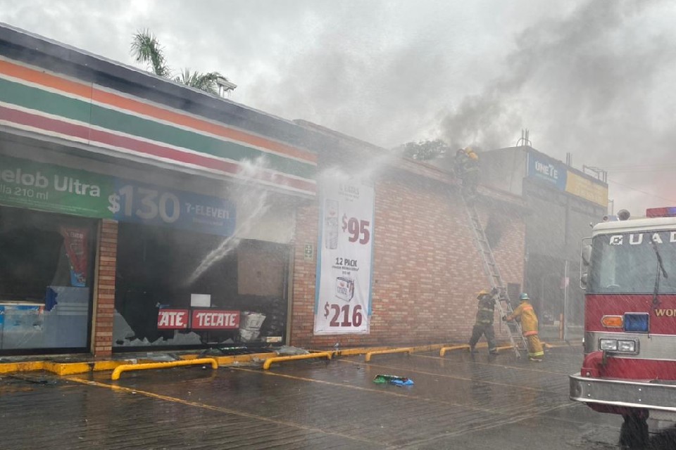 Se incendia tienda de conveniencia sobre avenida Pablo Livas en NL | Especial
