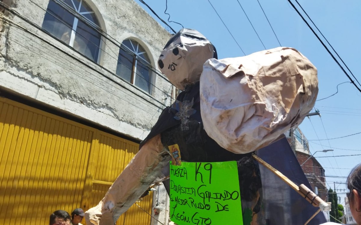 Realizan 'Quema de Judas' en el Barrio de Santiago, en León / Guillermo Esquivel