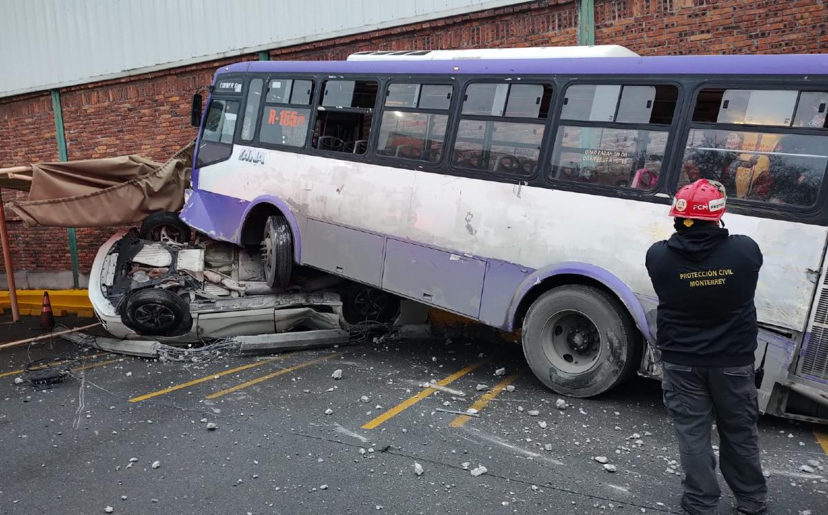 Camión urbano se mete a empresa y ‘aplasta’ un auto en Monterrey. | Agustín Martínez