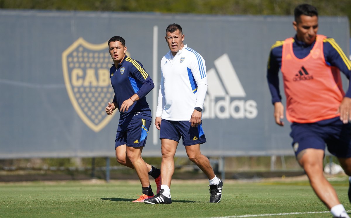 Jorge Almirón dirigiendo su primer entrenamiento en Boca Juniors / CORTESÍA: @BocaJrsOficial