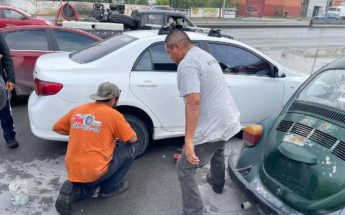 Baches en San Nicolás causan daños a más de 15 automovilistas. | Víctor González