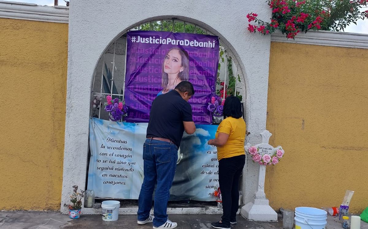 Cambian lona y flores en altar de Debanhi Escobar afuera del Motel Nueva Castilla | Especial