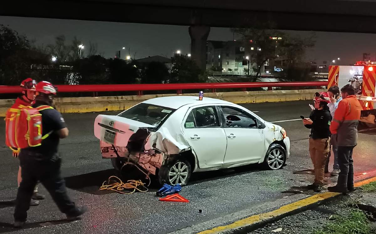 Conductor resulta ileso tras volcar en la avenida Morones Prieto. | Israel Santacruz