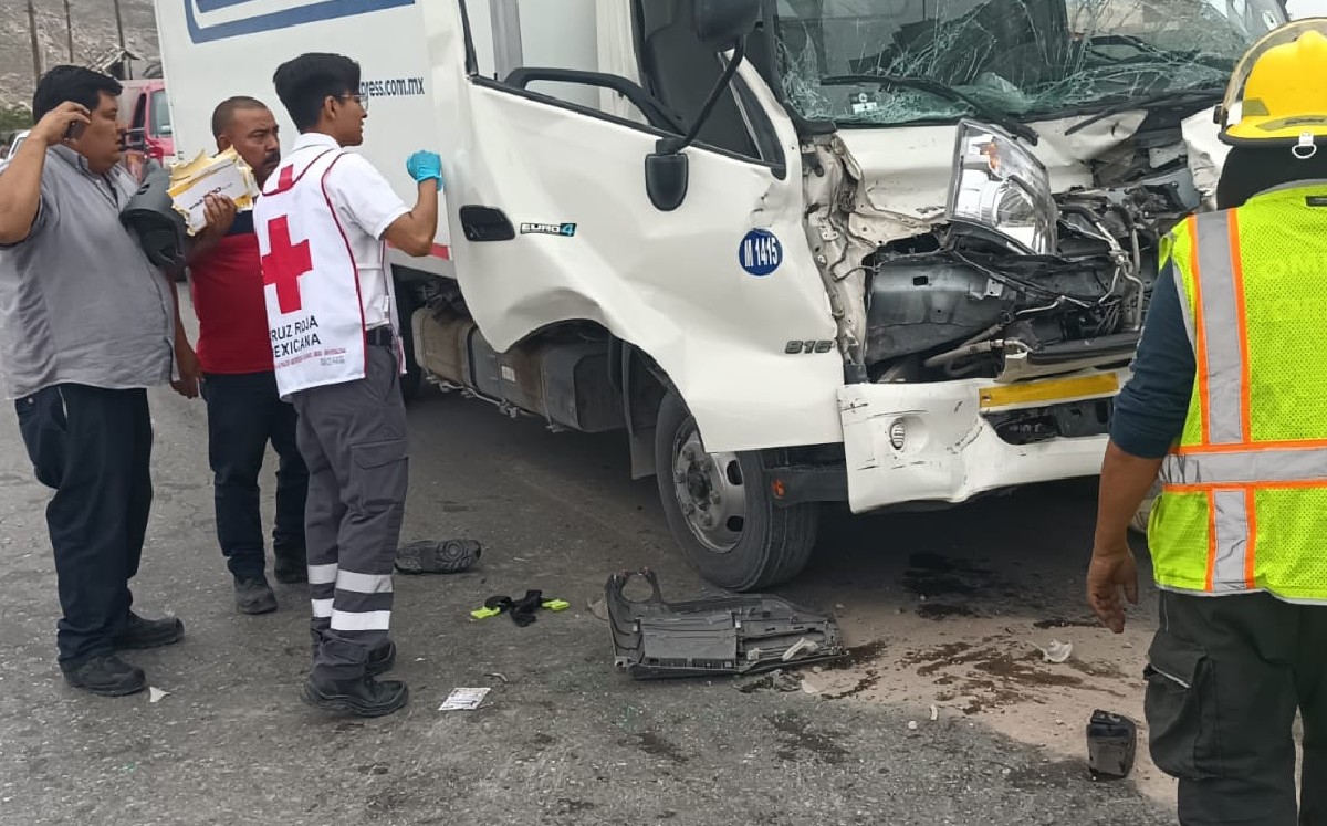 Dos personas terminaron prensadas tras choque