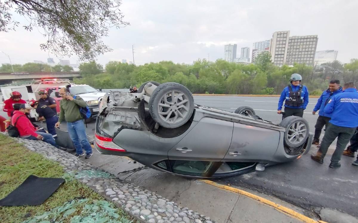 Volcadura en la avenida Morones Prieto deja 3 lesionados. | Agustín Martínez