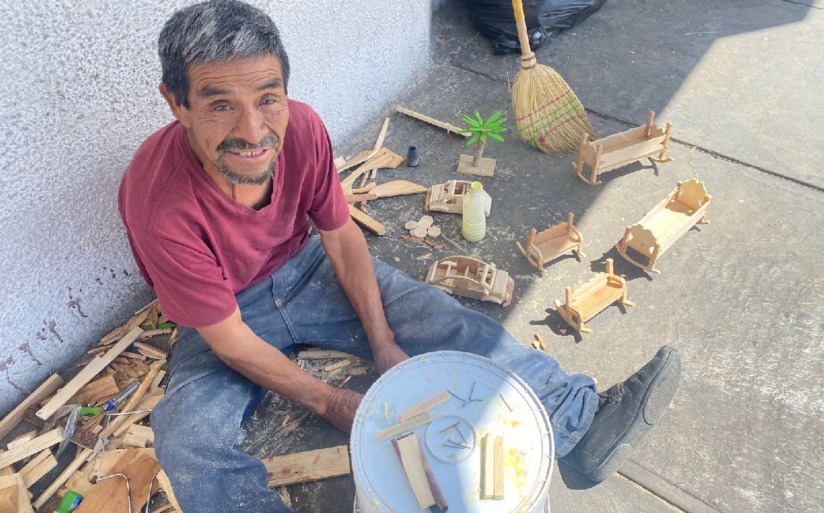 Don Lorenzo lleva 10 años creando juguetes de madera en Torreón