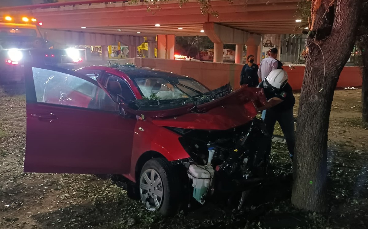 Hombre en estado de ebriedad resulta ileso tras chocar contra árbol en Monterrey. | Israel Santacruz