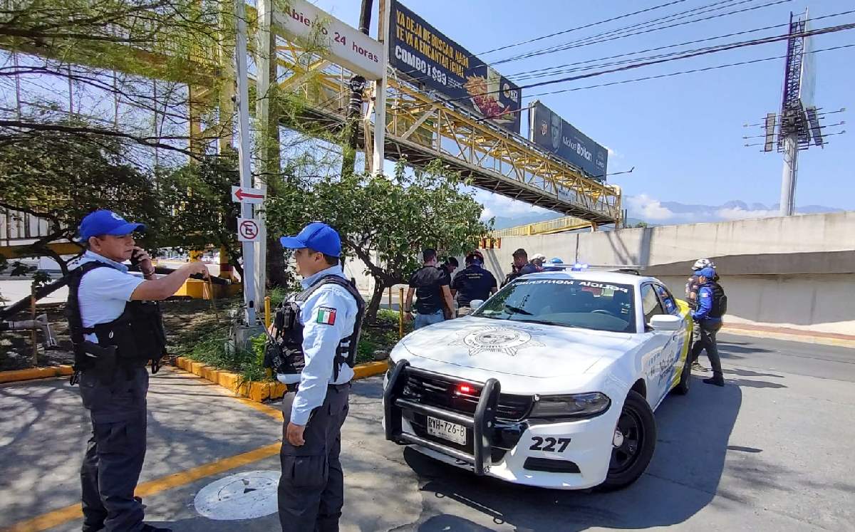 Regio se sube a puente para colocar manta y provoca movilización | Especial