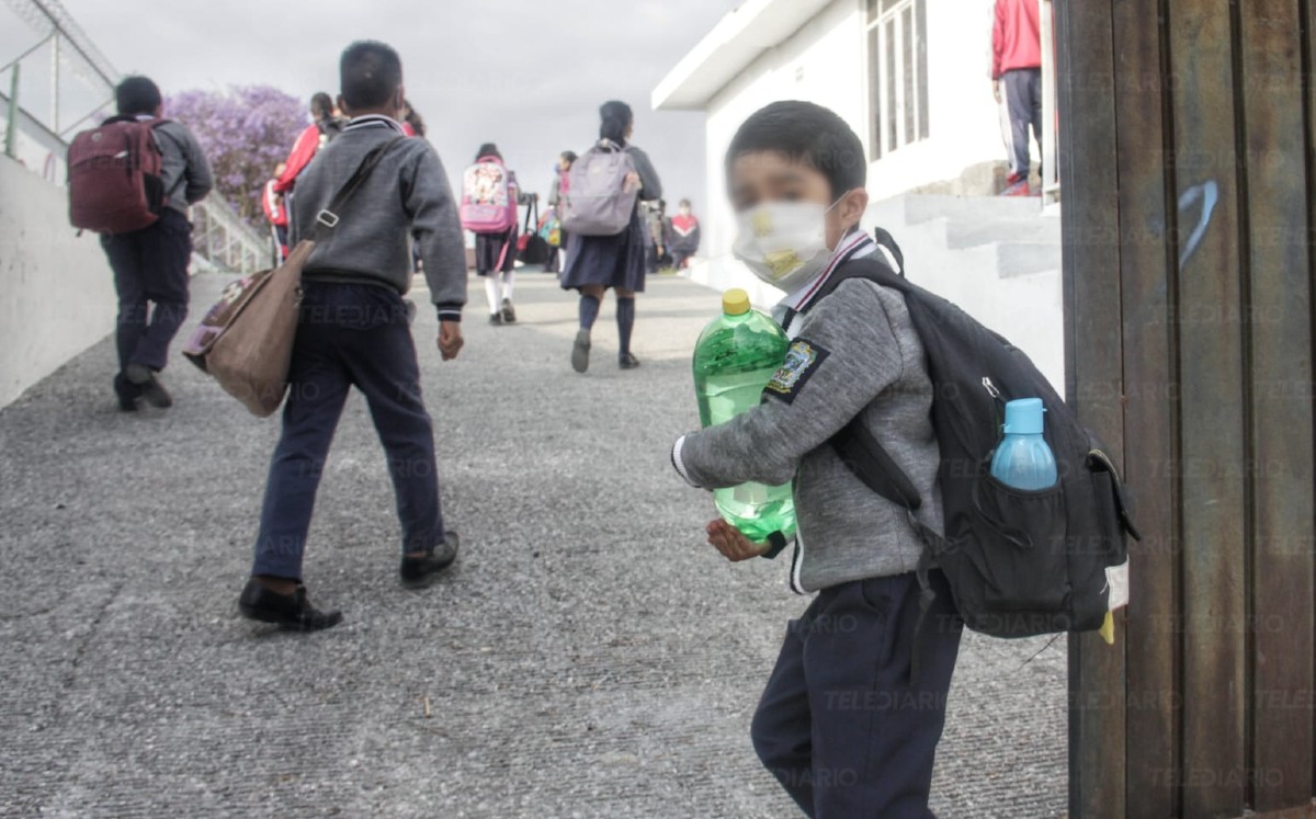 Alumnos en Puebla llevan botella de agua potable | Melanie Torres