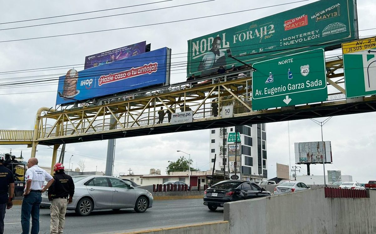 Autoridades bajan a hombre que subió barandal de puente en avenida Garza Sada | Pedro Delgado