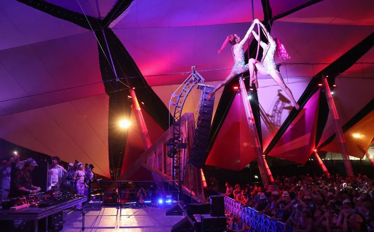 Bailarina cae durante Festival Coachella 2023 | AFP