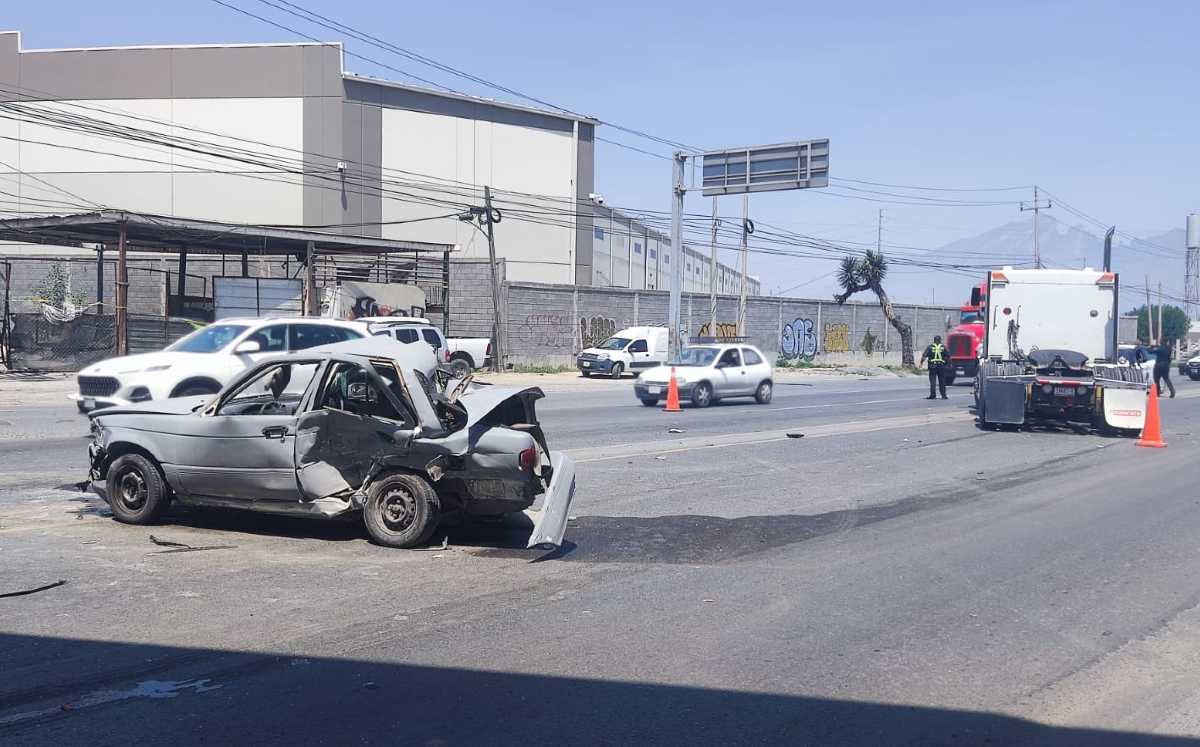 Automovilista muere tras ser impactado por tráiler en la carretera a García. | Francisco Zúñiga