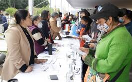 Personas en la Feria del Empleo en Puebla