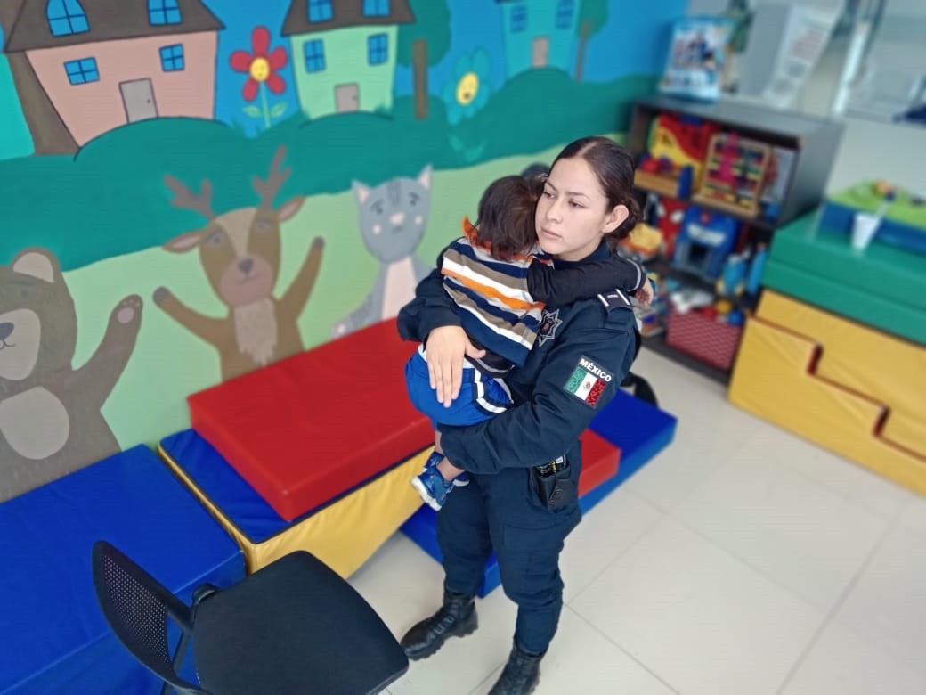 Policía de Escobedo resguardan a menor / Especial