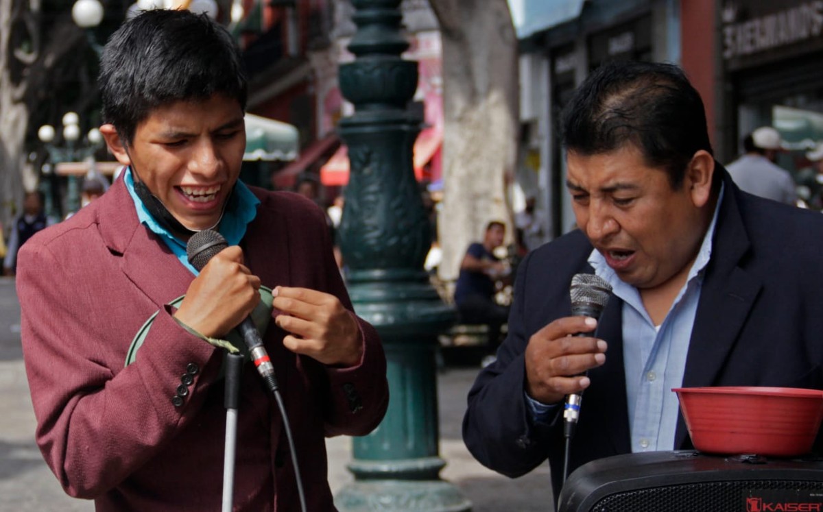 Lexandro y su padre cantan en la calle 5 de Mayo en Puebla | Melanie Torres