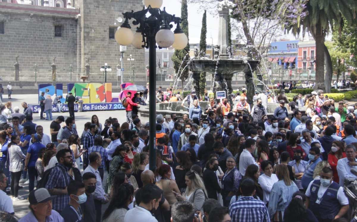 Personas participaron en el simulacro nacional en el Zócalo de Puebla / Melanie Torres