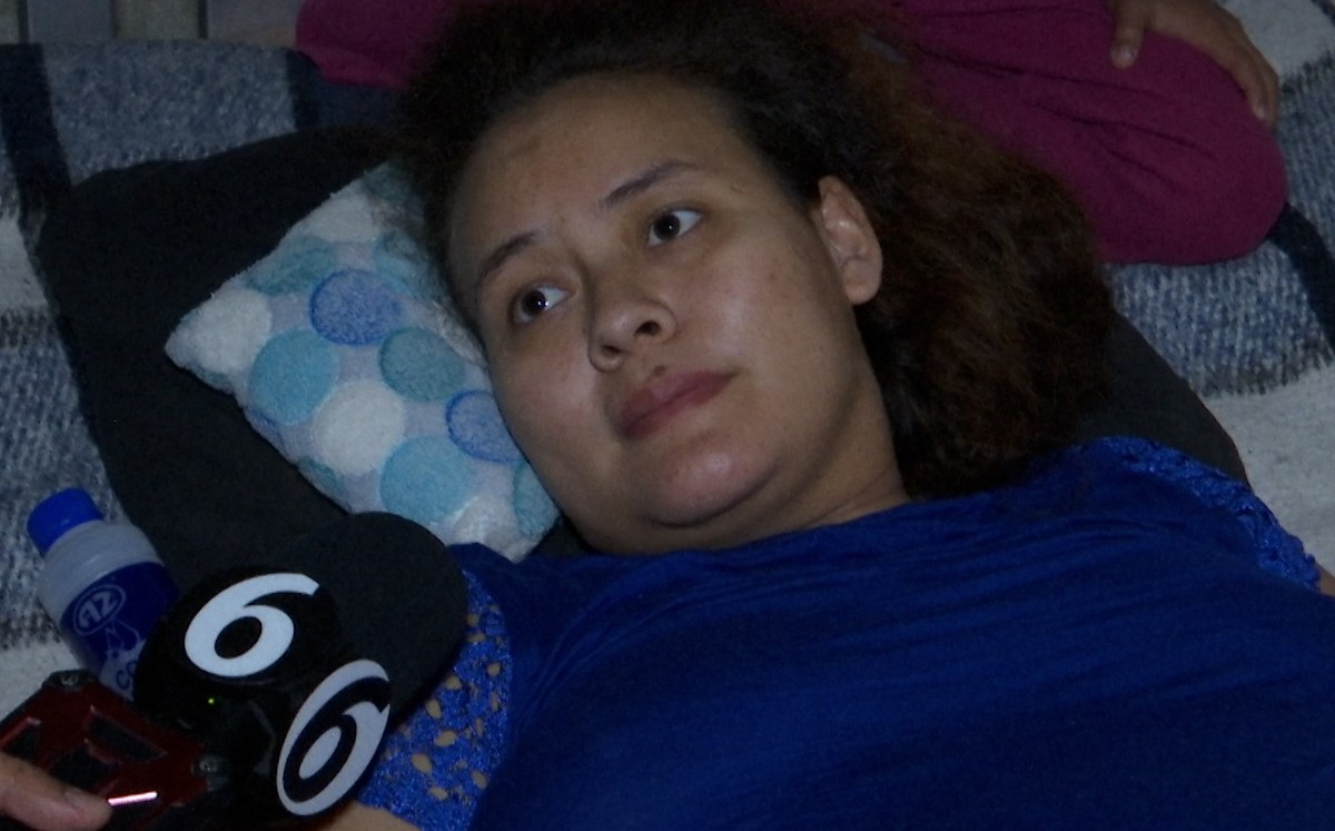 Mujer pide ayuda para dar a luz a su bebé tras un mes de dolores