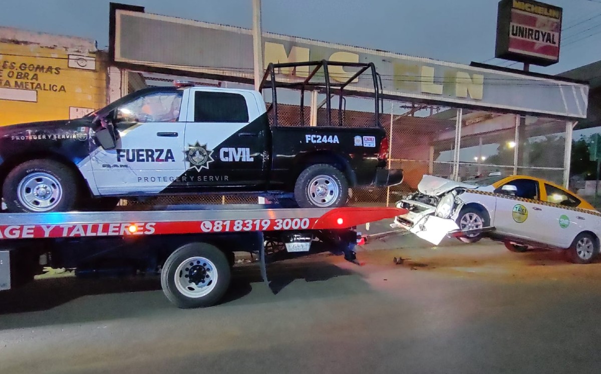 Patrulla de Fuerza Civil choca contra taxi en Monterrey. | Agustín Martínez