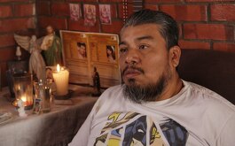 un hombre enfrente de un altar religioso