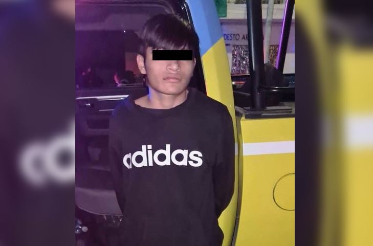 La mujer salió de su domicilio y pidió ayuda a los oficiales de policía, por lo que el sujeto fue detenido. | Cortesía
