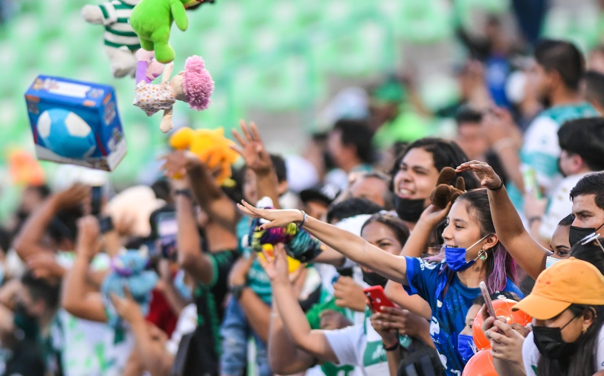 Guerretón. Aficionados lanzan peluches a la cancha del Estadio Corona | Foto: Mexsport