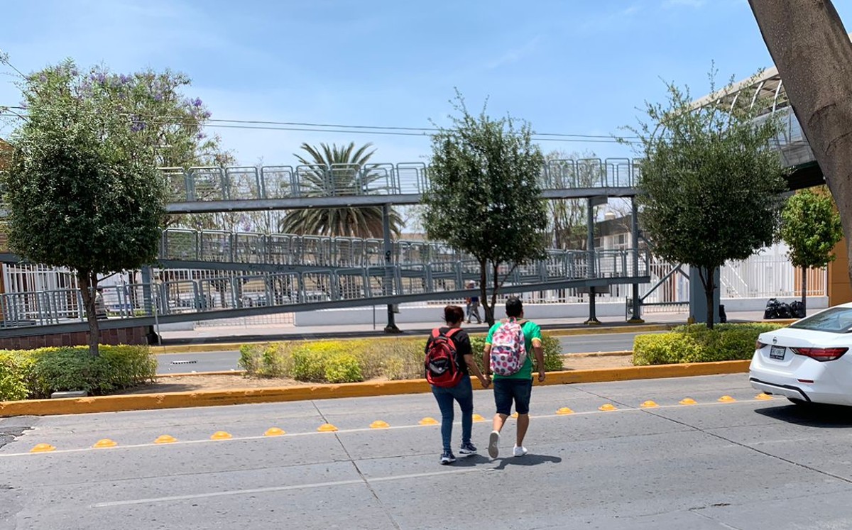 Leoneses consideran como "pérdida de tiempo" usar puentes peatonales / Christian Ortiz