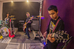 Niños integran banda de rock