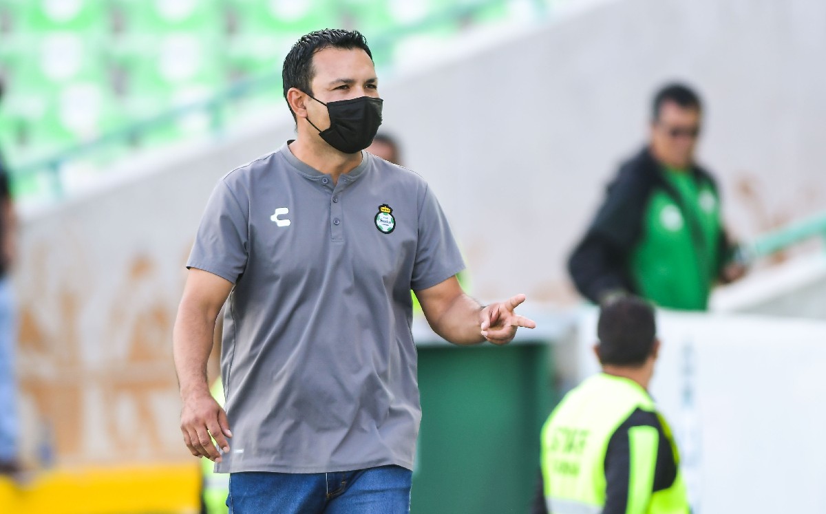 Santos Laguna nombraría técnico interino a Carlos Cruz | Foto: Mexsport