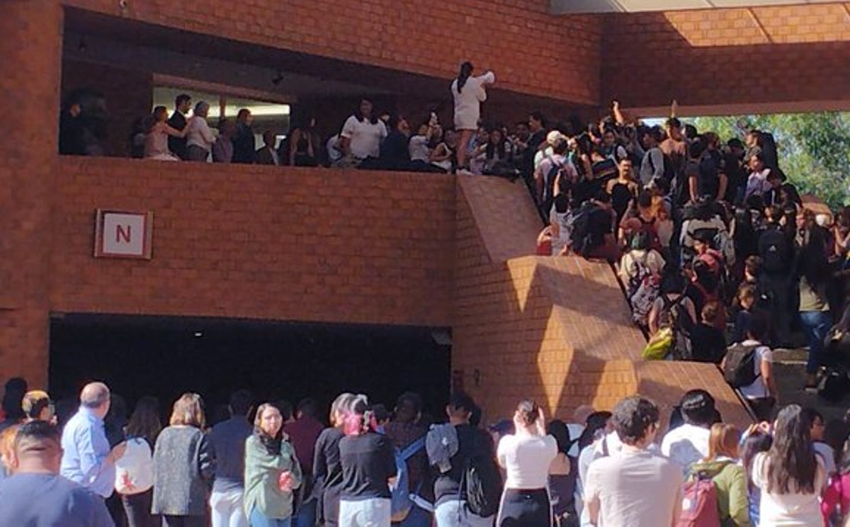Protesta de alumnos de la Ibero/ @semevaelojo