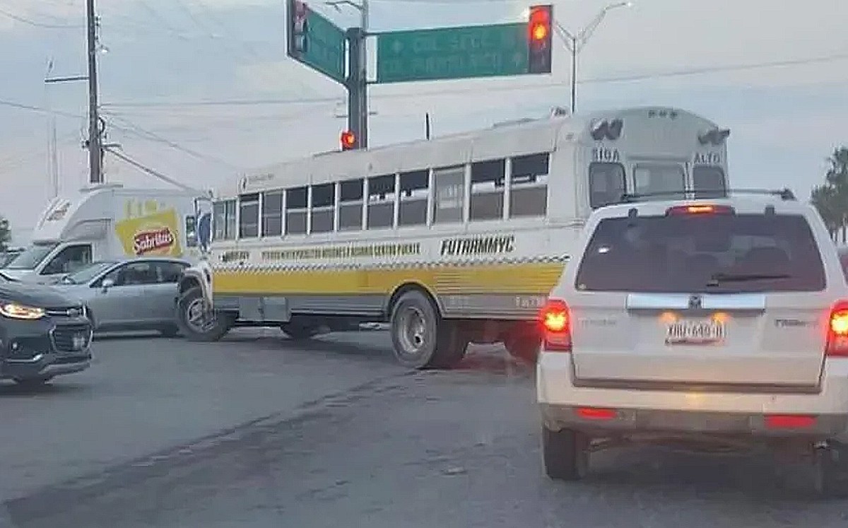 Civiles armados obligan a bajar a estudiantes de transporte escolar en Matamoros. | Especial