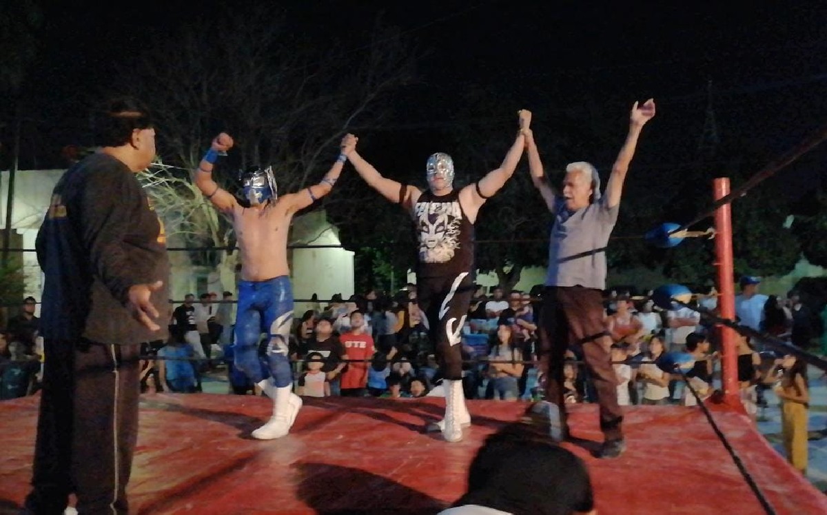 Luchadores laguneros dan función de lucha libre en Jacarandas