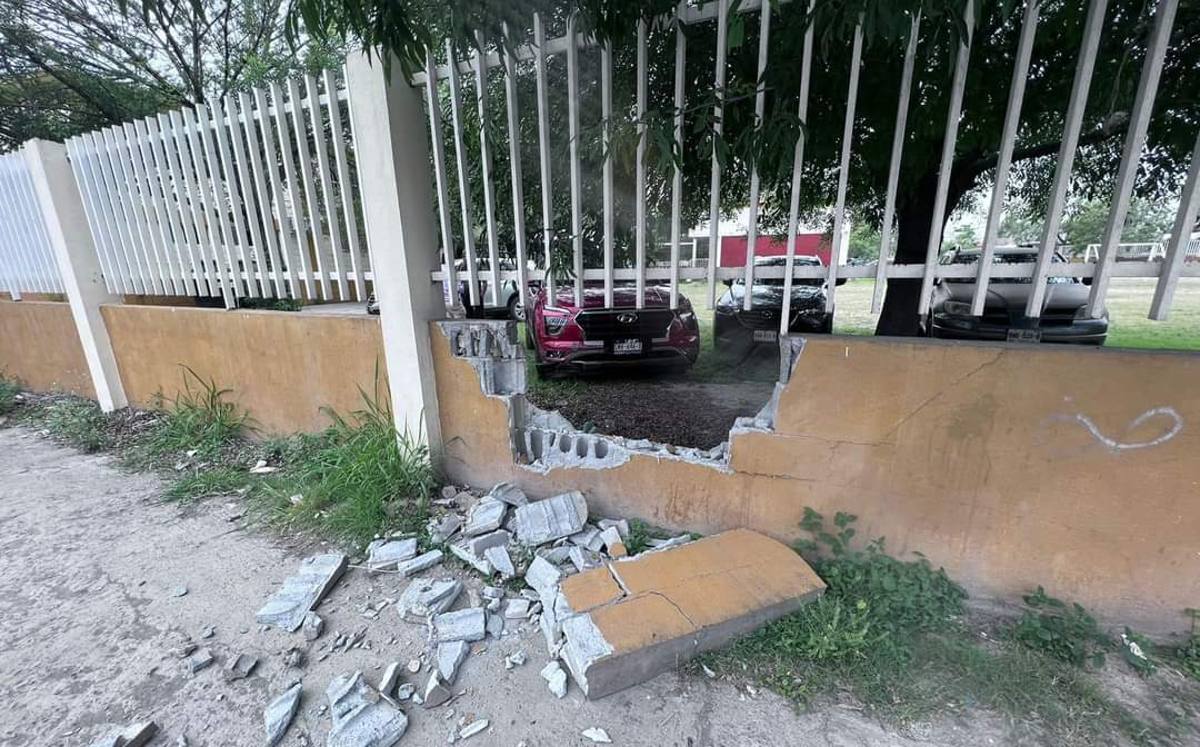 Maestra impacta su camioneta contra barda de primaria | Especial