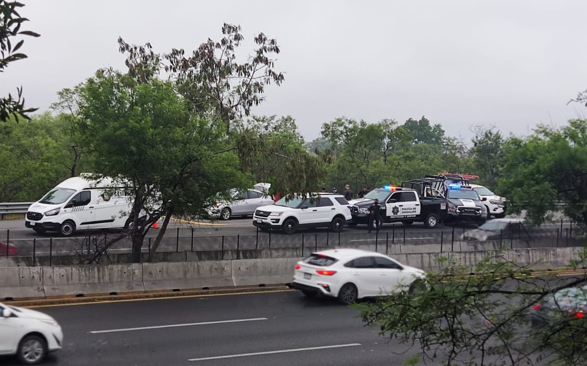 Abandonan cuerpo dentro de auto en bulevar Miguel de la Madrid en Guadalupe. | Francisco Zúñiga