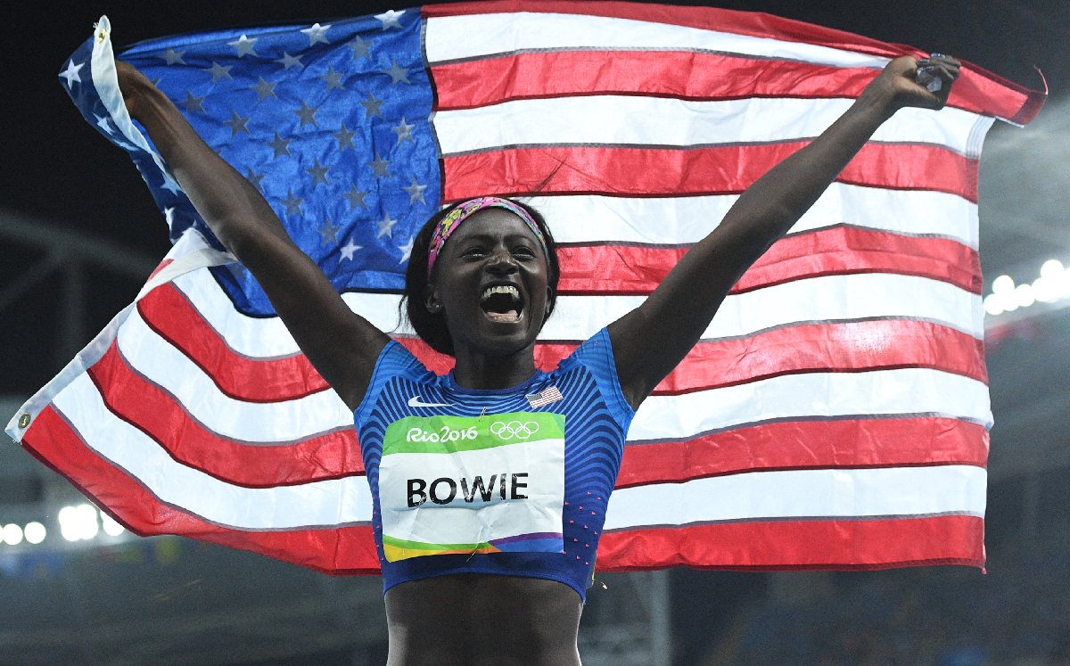 Tori Bowie celebra durante el evento de atletismo en los Juegos Olímpicos de Río 2016 en el Estadio Olímpico de Río de Janeiro / AFP