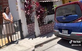 Adultos mayores discuten con joven por estacionarse en su casa