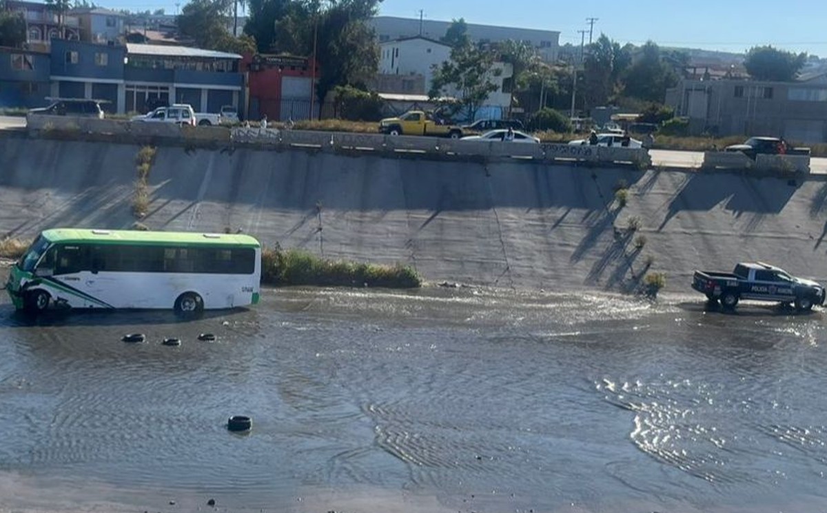 Roba camión y choca autos en Baja California │