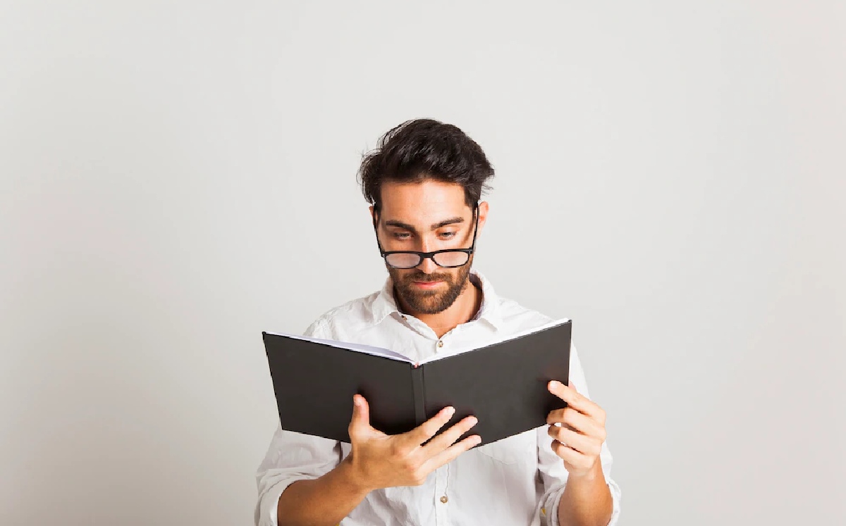 Hombre leyendo un libro / Freepik
