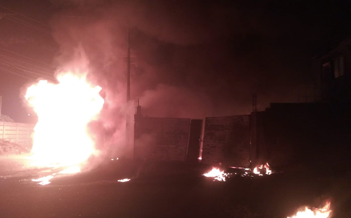 Incendio en bodega de aceite y tarimas provoca movilización en Escobedo. | Israel Santacruz