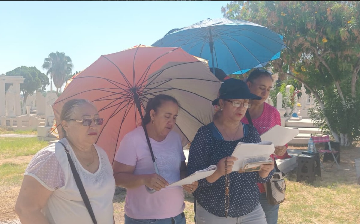 Familias visitan a madres fallecidas en panteones de Torreón