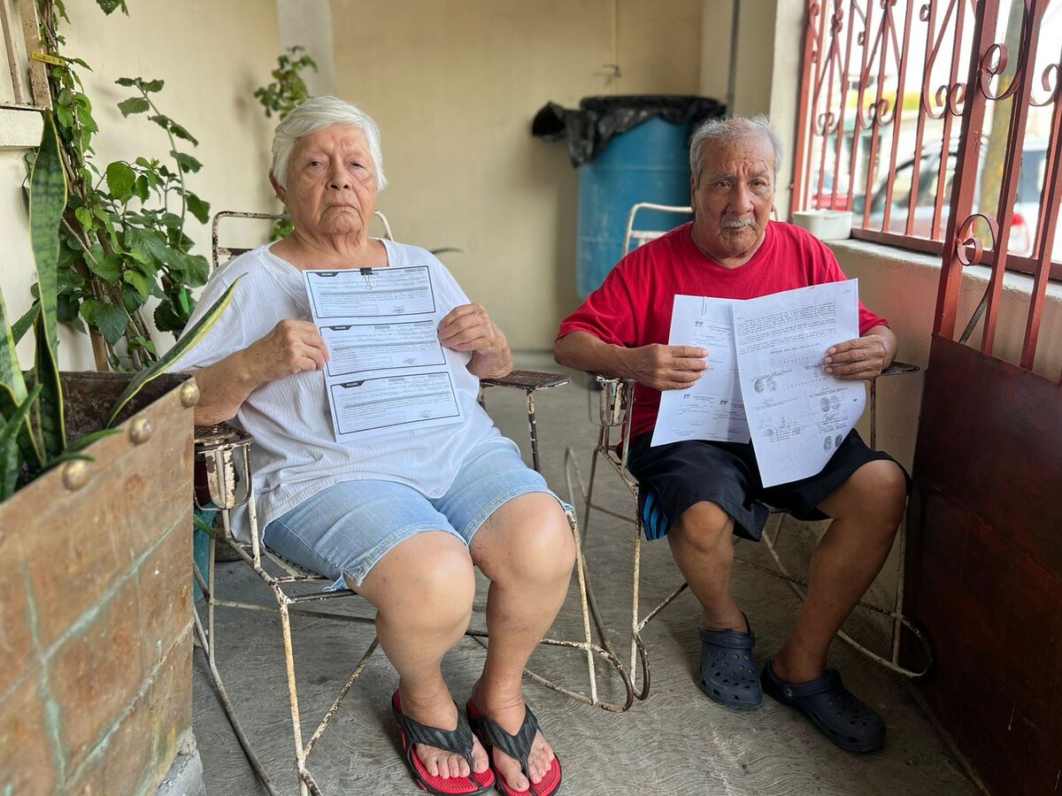 Pareja mayor en riegso de perder su casa en NL. / Mayte Villasana