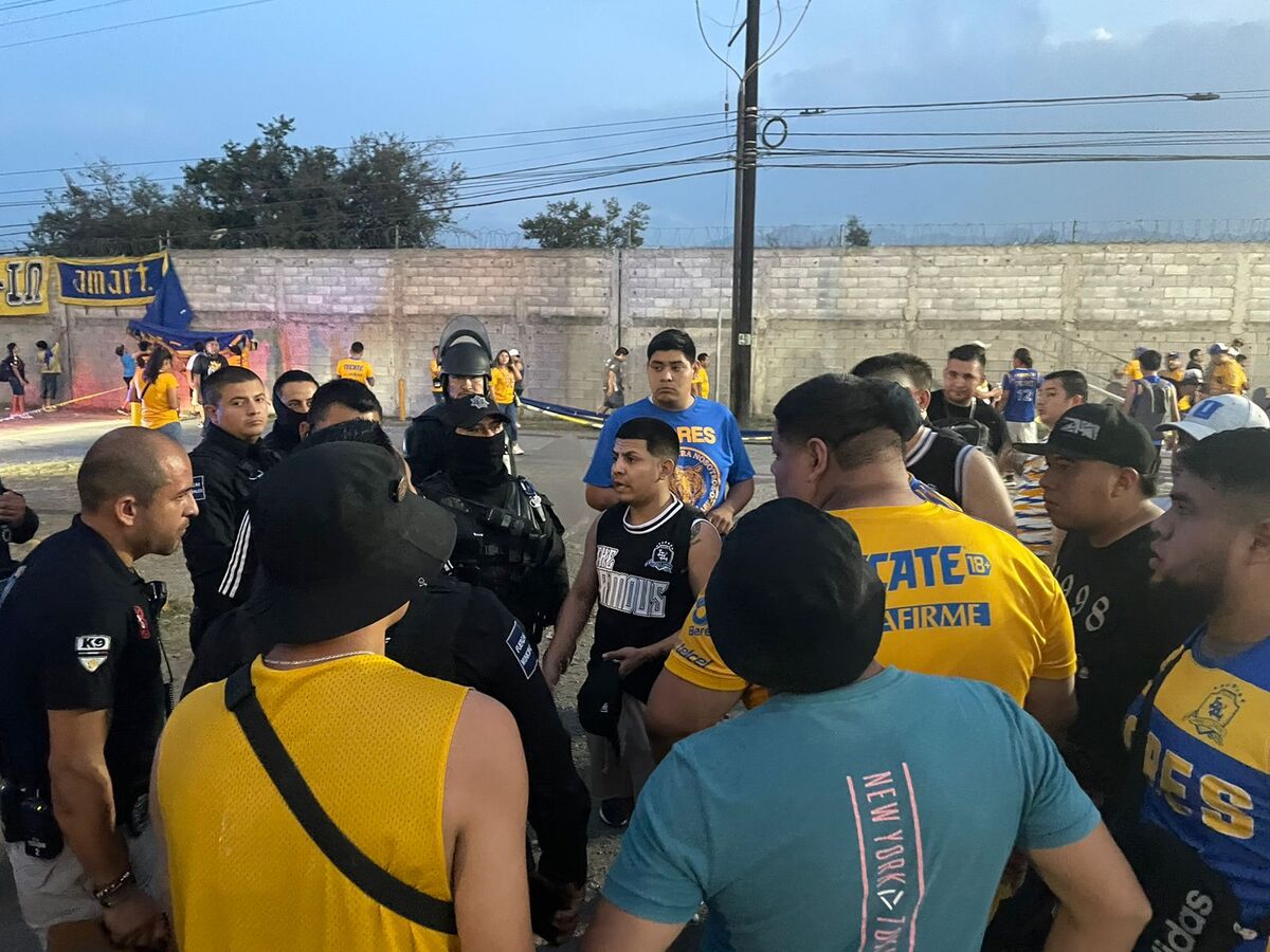 Prenden fuegos artificiales previo a juego de Tigres / Víctor González