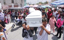 Vecinos y amigos de Acatzingo despidieron los restos de 4 niños y 4 adultos fallecidos.