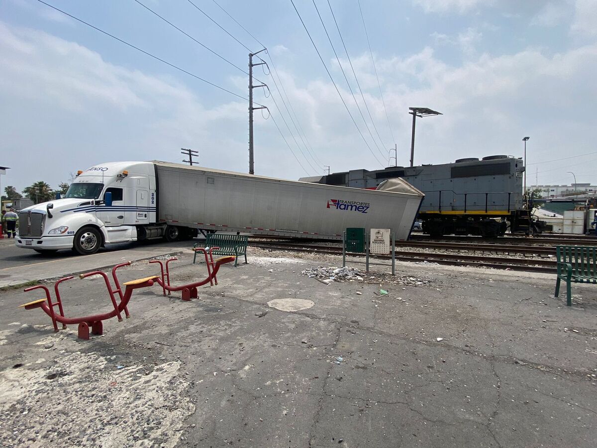 El tráiler intentó ganarle el paso a el tren. | Pamela Villanueva