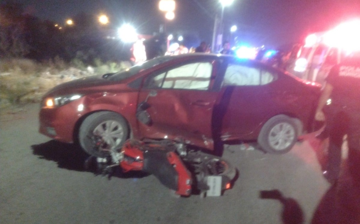 Motociclistas terminan lesionados tras chocar con auto en Torreón