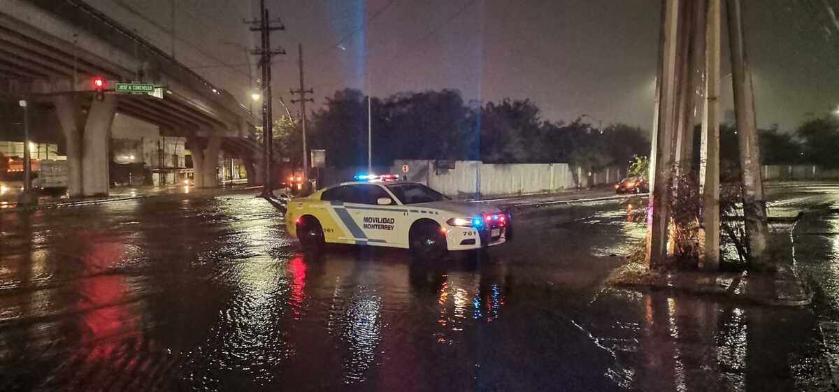 Cierre de calles en Monterrey por fuertes lluvias. / Especial