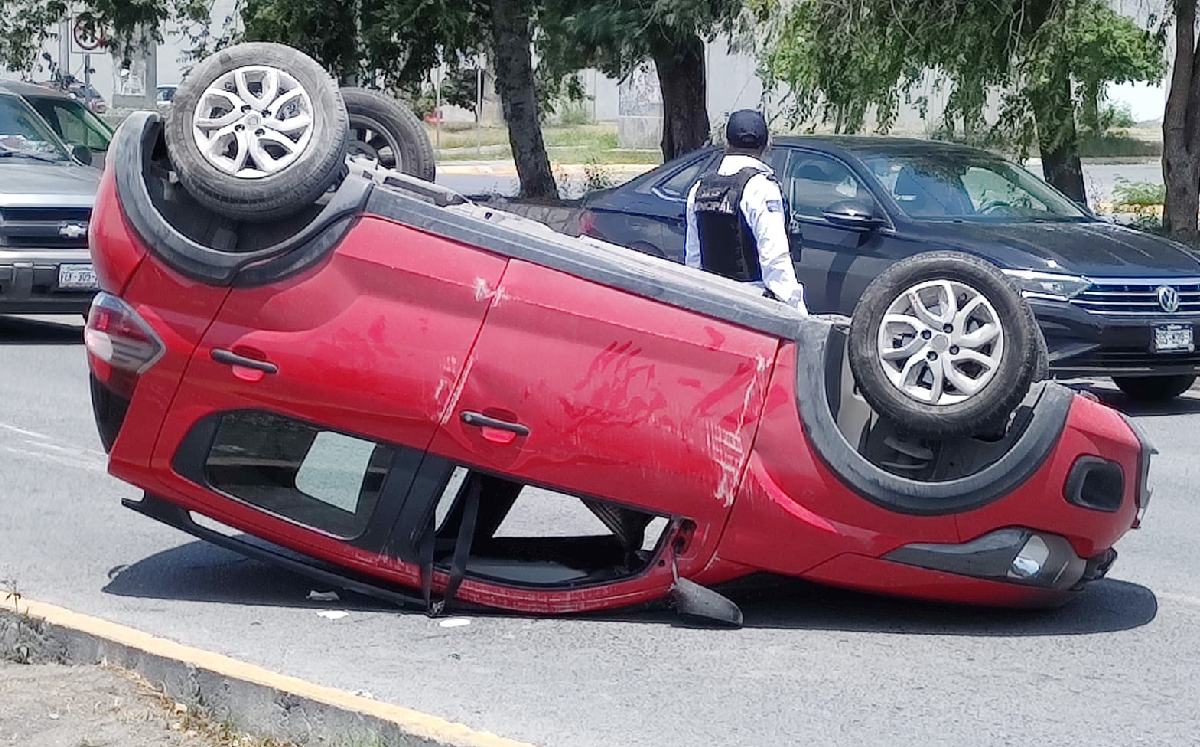 Pareja vuelca su camioneta tras ser impactados por auto en Escobedo | Agustín Martínez