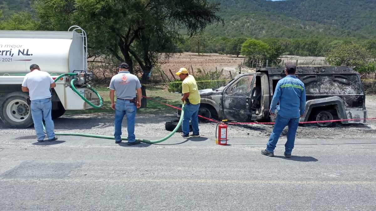 Camioneta de valores se incendia en Aramberri / Especial