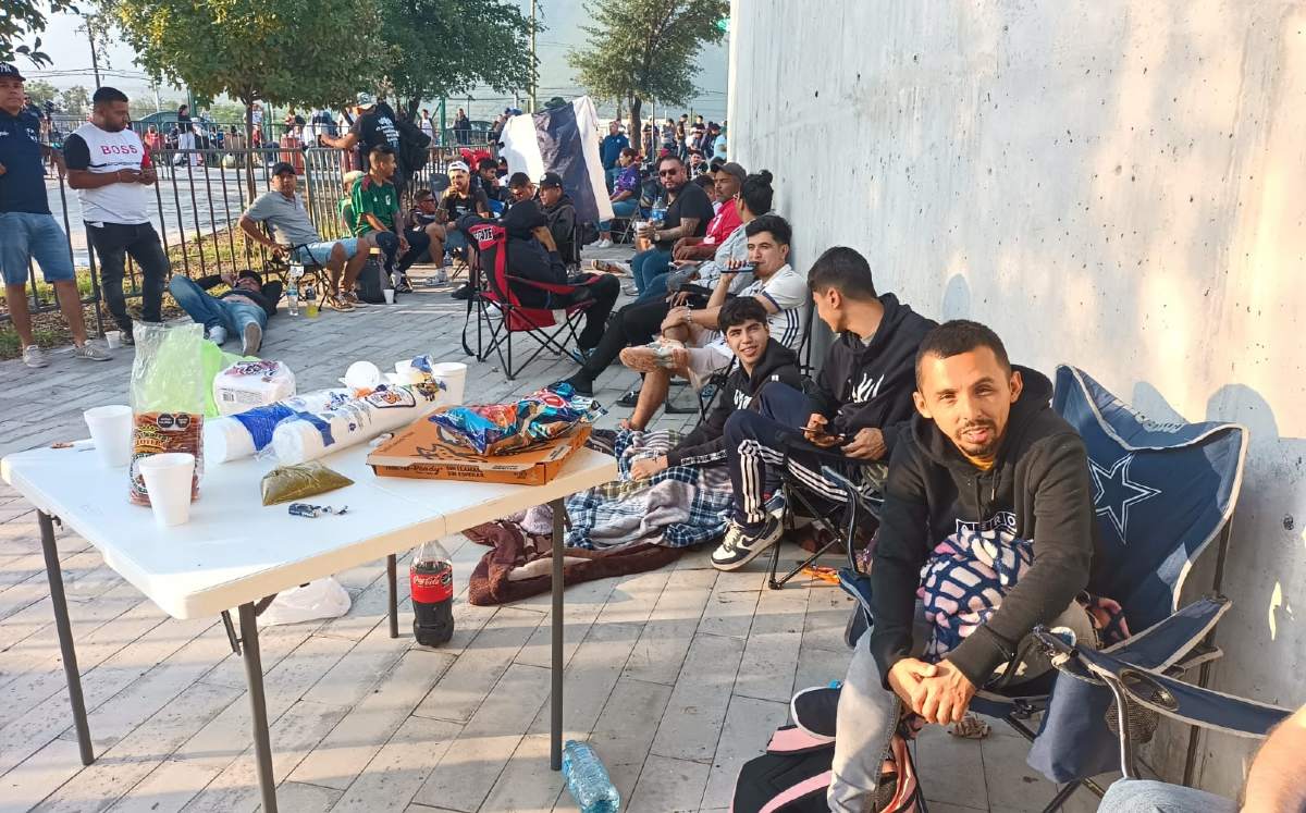 Decenas de aficionados rayados realizan largas filas para comprar boletos de clásico regio. | Erik Rocha