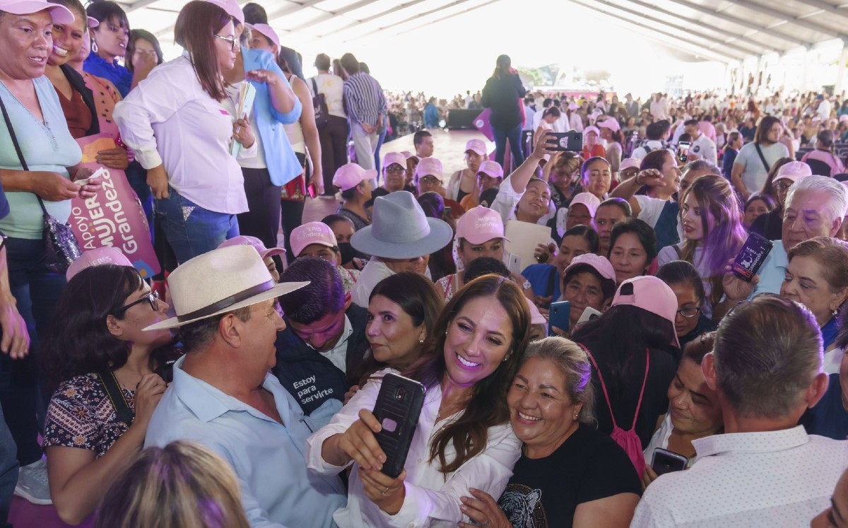 Entregan tarjetas 'Apoto Mujeres Grandeza'