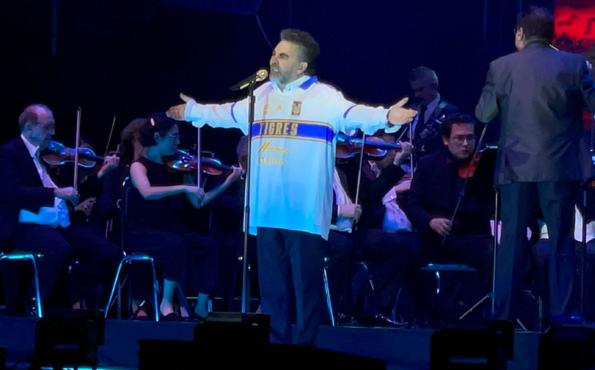 Mijares festeja a la UANL en su 90 aniversario y celebra triunfo de los Tigres. | Uriel Reyna